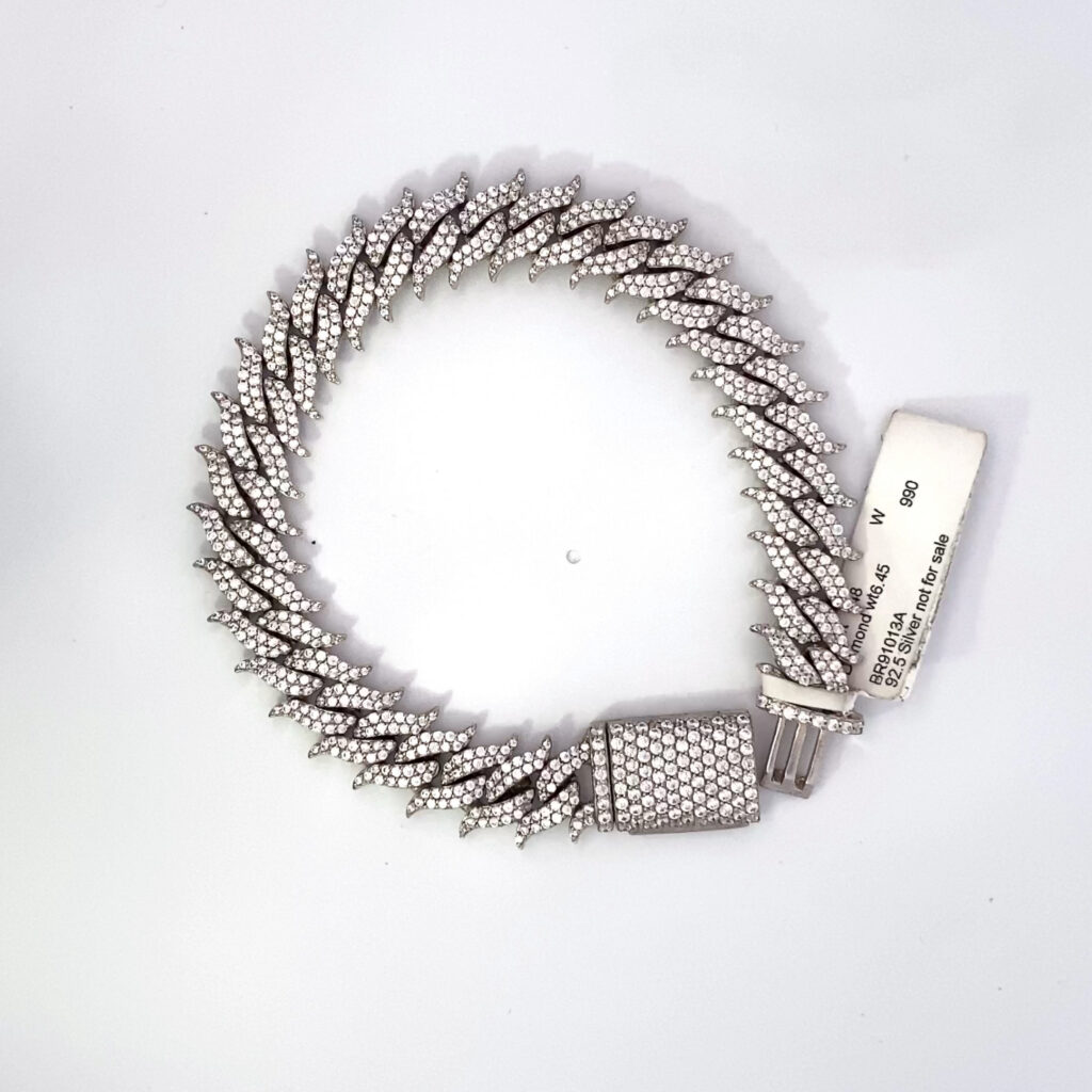 Sparkling pavé bracelet with clasp